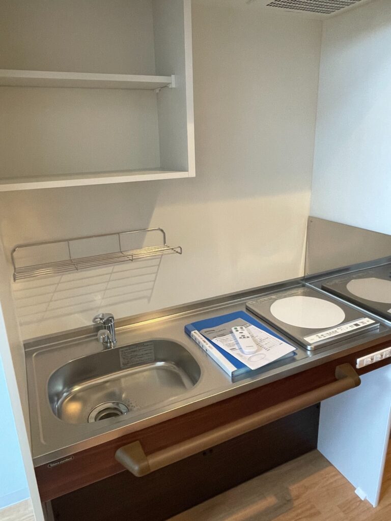 サービス付き高齢者向け住宅〈かがやきレジデンス新鎌ヶ谷〉の居室　ミニキッチン